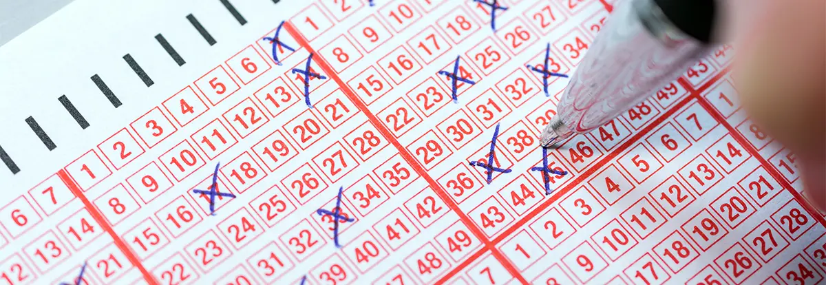 Lottozahlen: Jemand füllt einen Gewinnschein aus