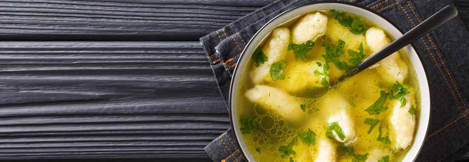 Grießnockerlsuppe mit Löffel