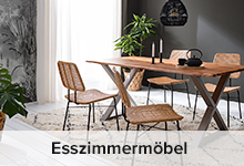 Esstisch aus Holz mit Rattanstühlen und einer Pendelleuchte