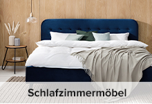 Schlafzimmer mit blauem Polsterbett, einer Pendelleuchte aus Glas, Textilien und rundem Nachttisch