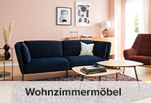 Blaues Sofa mit rotem Sessel und Couchtischen aus Holz
