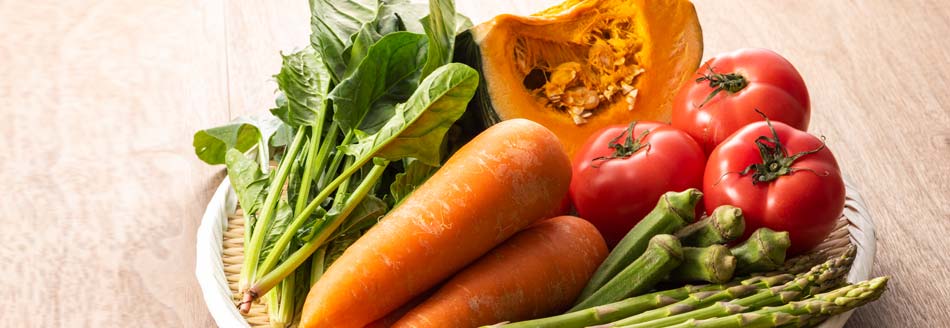 Gemüse gekocht gesünder: Gemüsesorten liegen in einer Schale