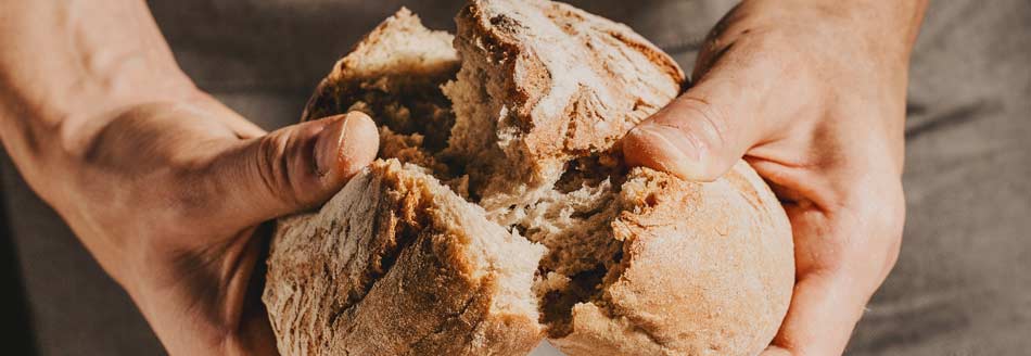 Altes Brot aufbacken: Jemand hält altes Brot