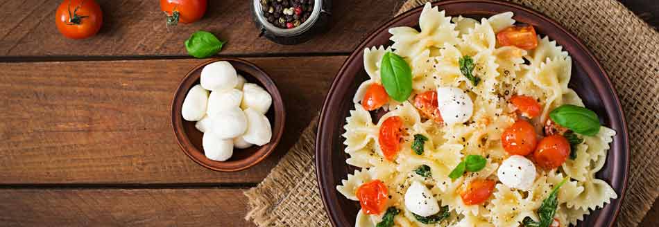 Gekochte Farfalle mit Tomaten und Mozzarella