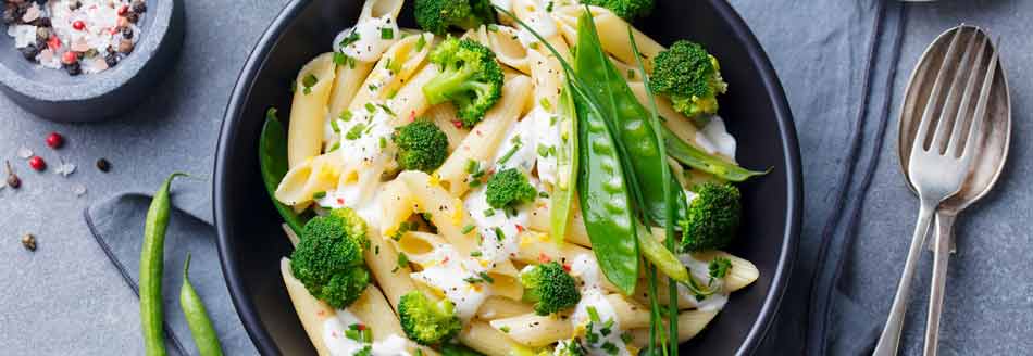 Gekochte Penne mit Brokkoli und Zuckerschoten