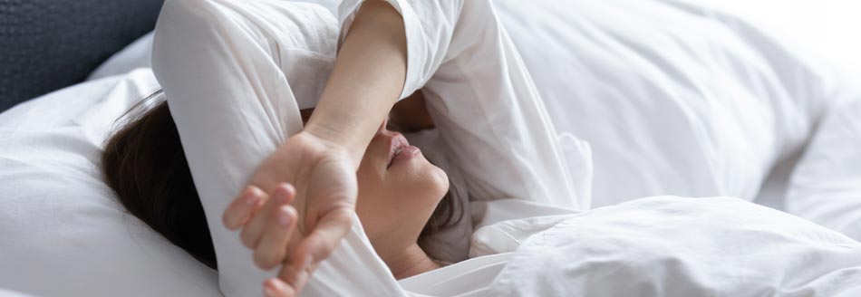 Schlafmangel macht dick: Eine Frau kann nicht schlafen