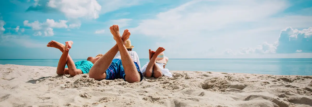 Ferien 2024: eine Familie am Strand