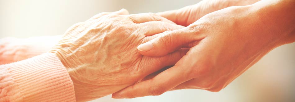 Neues 2022 in der Pflege: Junge Hände halten alte Hände