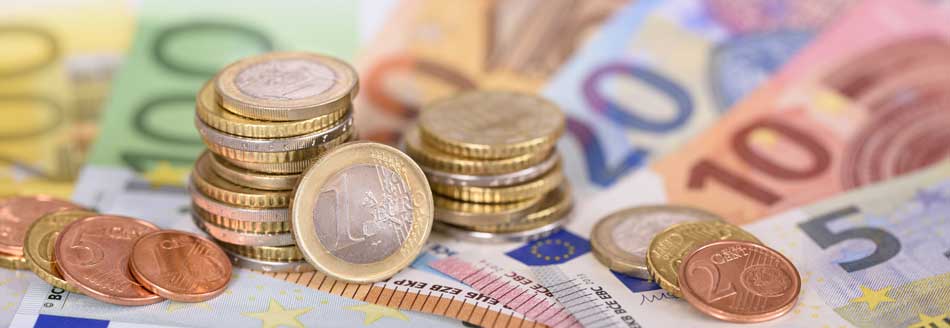 Euro-Einführung 2002: Eine Menge Euroscheine und -münzen liegen beisammen