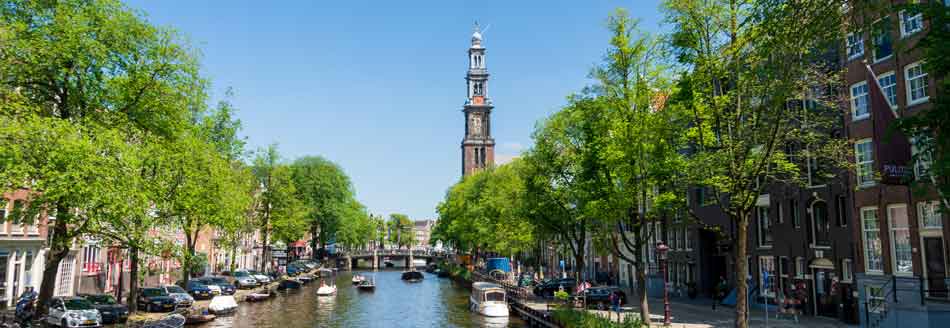 Gracht mit Westerkerk in Amsterdam