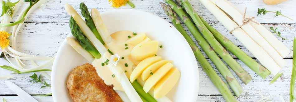 Grüner und weißer Spargel mit Schnitzel