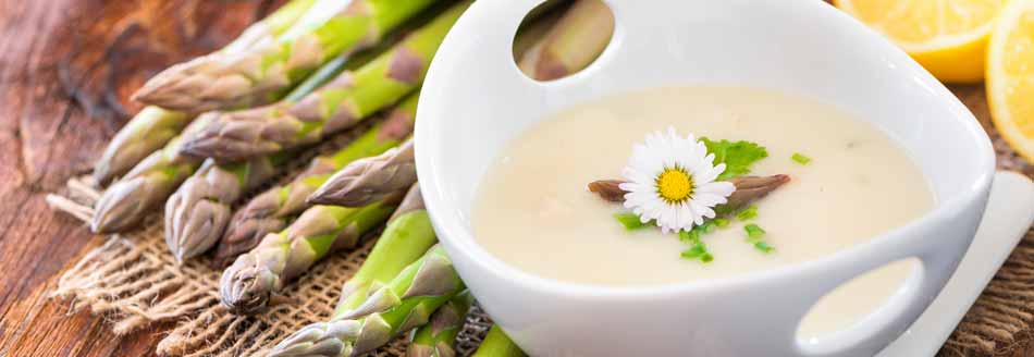 Suppe mit Gänseblümchen