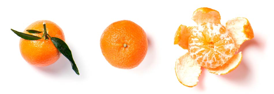 Eine Tangerine wird geschält