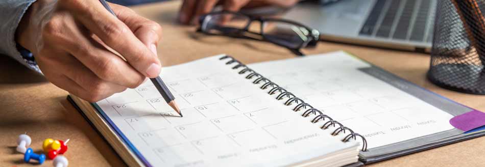 Feiertage 2025: Jemand trägt Feiertage in einen Kalender ein