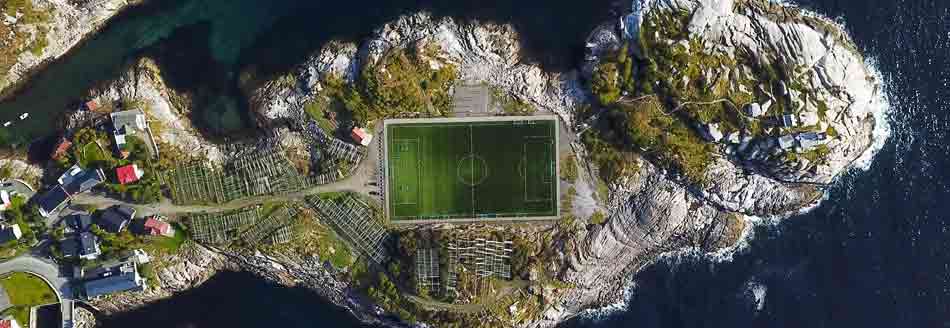 Ein Fußballfeld auf einer Lofoteninsel