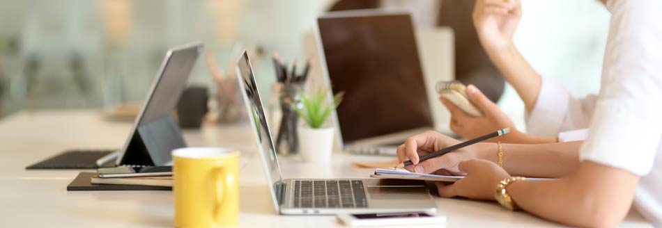 Neues in der Arbeitswelt 2023: Eine Frau sitzt am Laptop