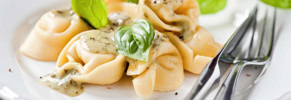 Tortelloni mit einer Kräutersoße und Basilikum