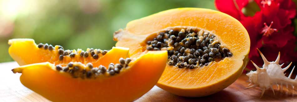 Eine aufgeschnittene Papaya wartet darauf, gegessen zu werden