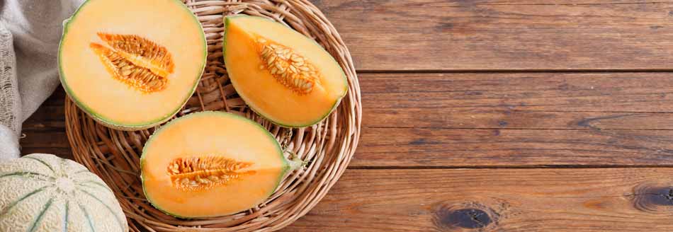 Die Cantaloupe-Melone ist außen etwas blass, aber innen herrlich orange