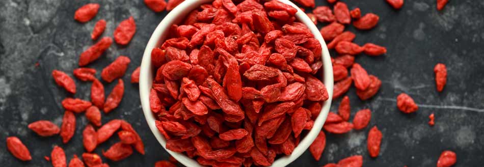 Goji-Beeren warten in einer gelben Schale auf ihren Einsatz