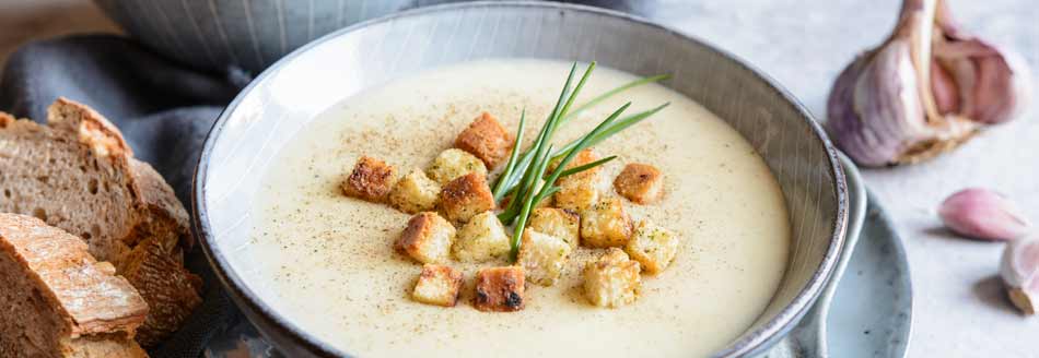 Eine leckere Knoblauchsuppe mit Croûtons