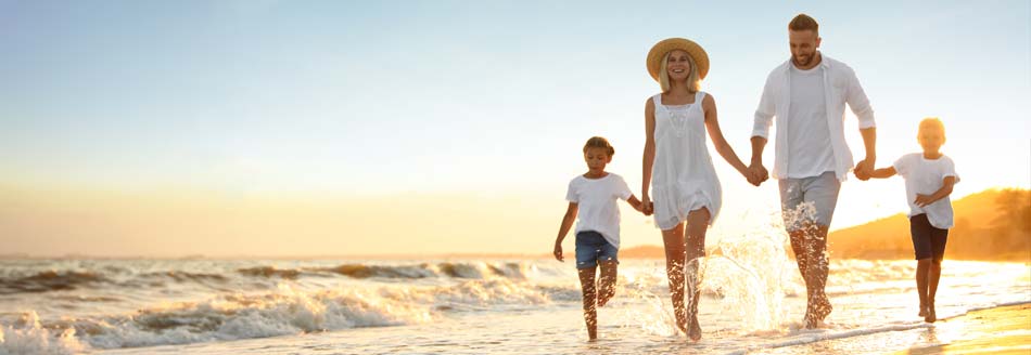 Ferien 2027: Eine Familie genießt den Urlaub am Strand