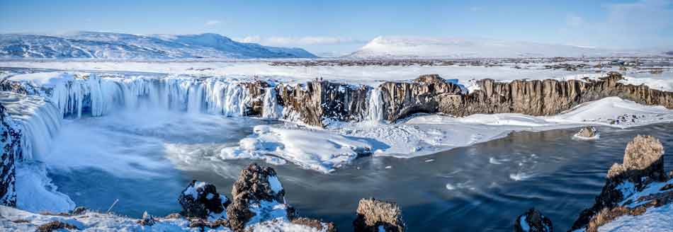 Der Wasserfall Godafoss im isländischen Winter