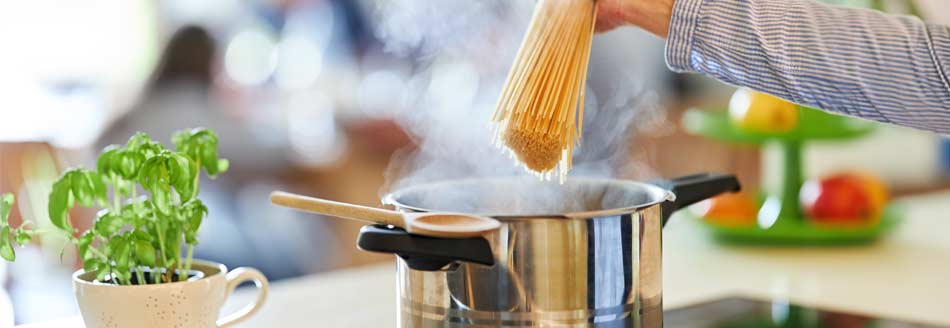 Eine Frau kocht Spaghetti: natürlich ohne Öl im Nudelwasser