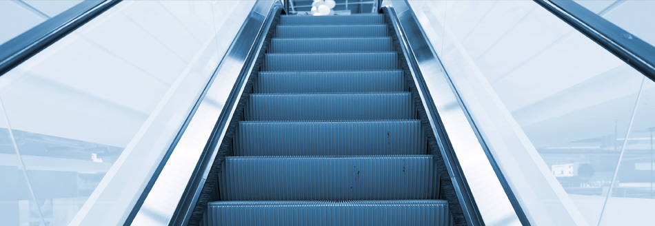 Eine Rolltreppe mit Rillen wartet auf Fahrgäste.