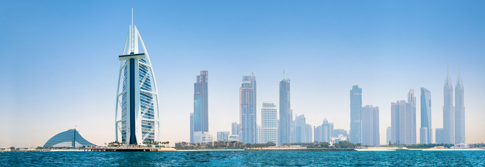 Die Küste von Dubai mit dem Hotel Jumeirah Burj Al Arab (links)