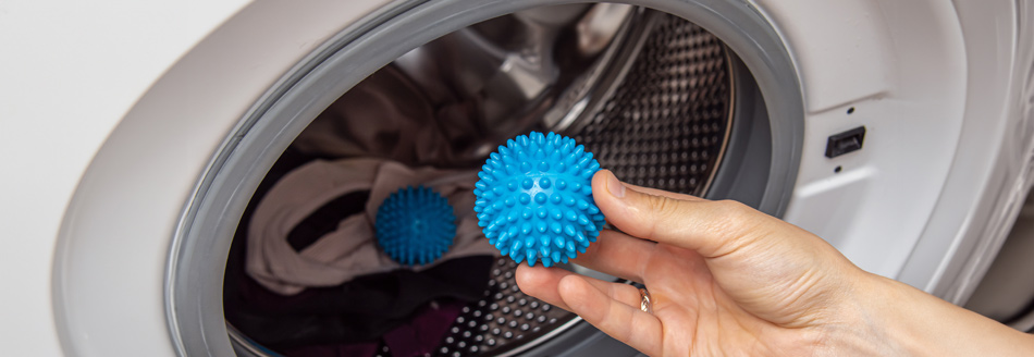 Ein Ball in der Waschmaschine lockert das Kopfkissen beim Waschen auf