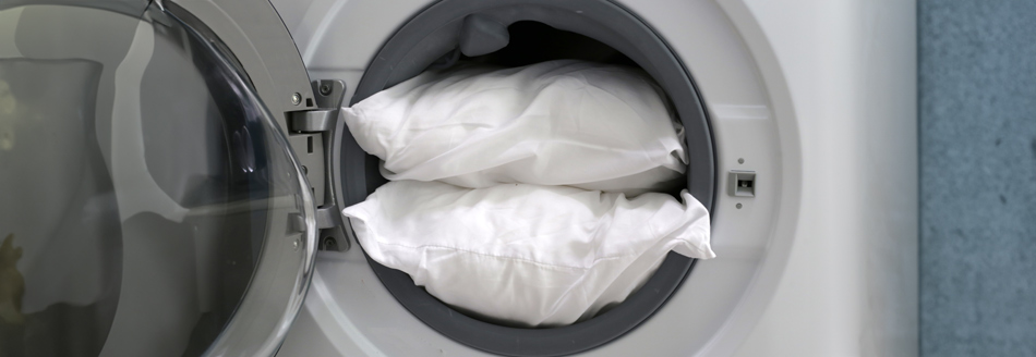 Kopfkissen selbst waschen: Zwei Kissen warten in der Maschine auf ihre Wäsche