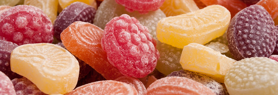 Verschiedene bunte Bonbons liegen beisammen