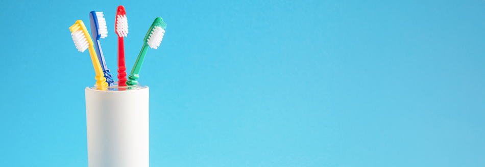 Zahnbürste richtig aufbewahren und vor Keimen schützen