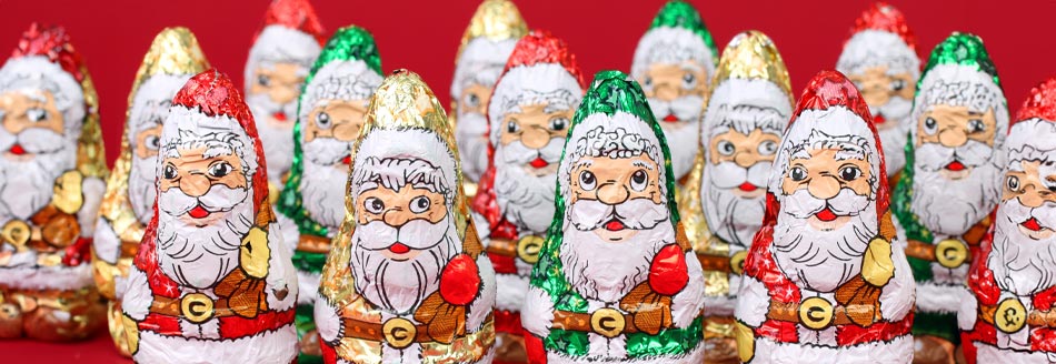 Viele Schokoladenweihnachtsmänner stehen beieinander und warten auf das große Fest