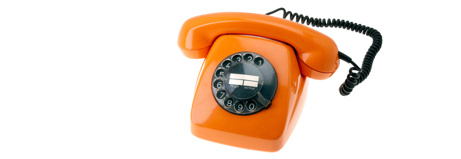 Ein quietschorangefarbenes Wählscheibentelefon