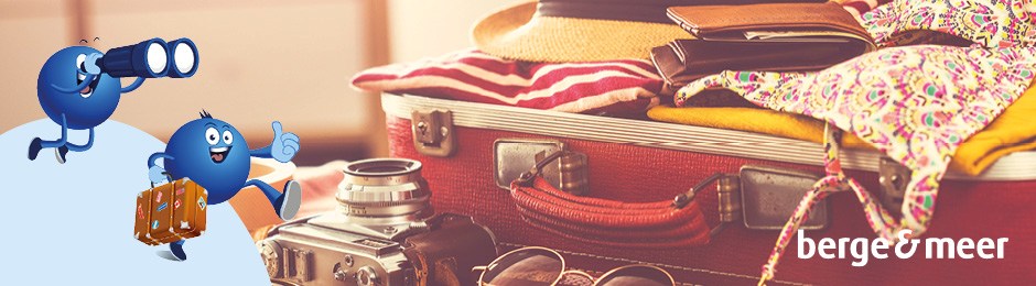 Pointees mit Fernglas und Koffer; daneben ein offener Koffer mit Kleidung und Kamera.