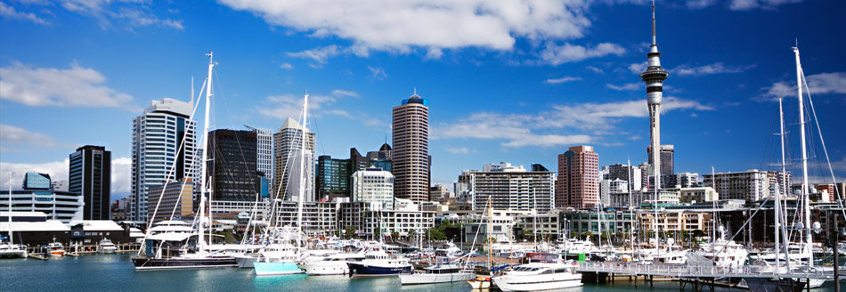 Die Skyline der neuseeländischen Stadt Auckland bei herrlichem Wetter