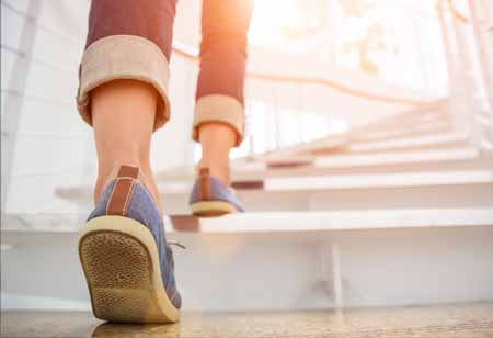 Fitness und Gesundheit: Eine Frau geht Treppen hoch