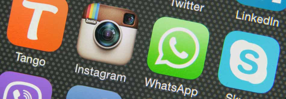 WhatsApp wird neben anderen Apps auf einem Handybildschirm angezeigt