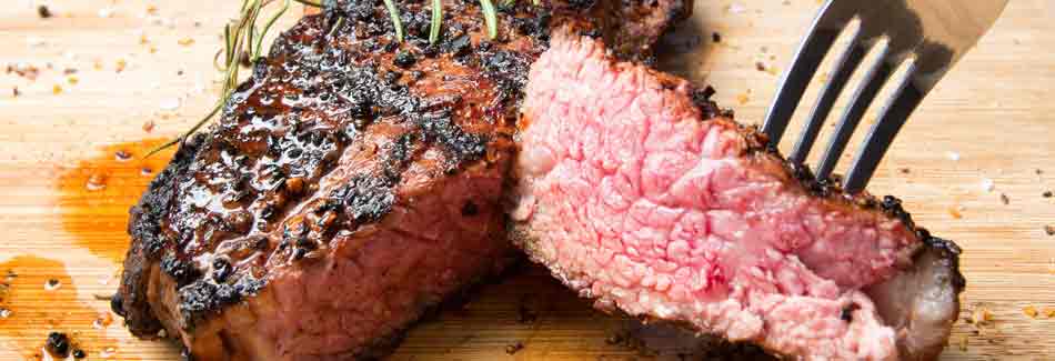 Ein Teller mit einem saftigen Steak