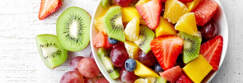 Immunsystem stärken: ein Teller mit frischem Obst