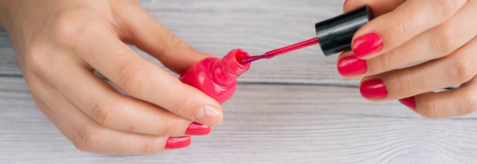 Nagellack schnell trocknen: Eine Frau hat lackierte Fingernägel