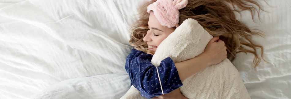 Schnell einschlafen: Eine Frau kuschelt sich an ein Kissen