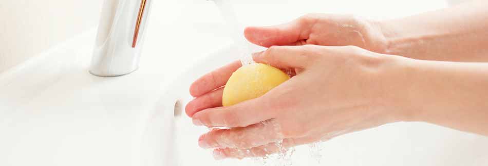 Hände waschen: Eine Frau wäscht sich die Hände mit Seife