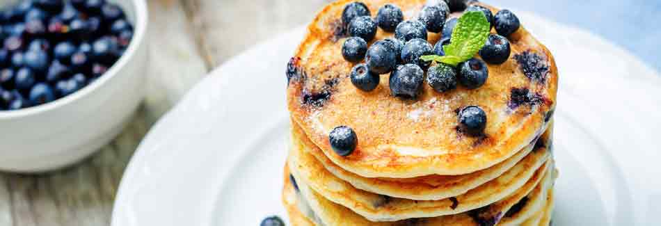 Low Carb: Pancakes mit Beeren auf einem Teller