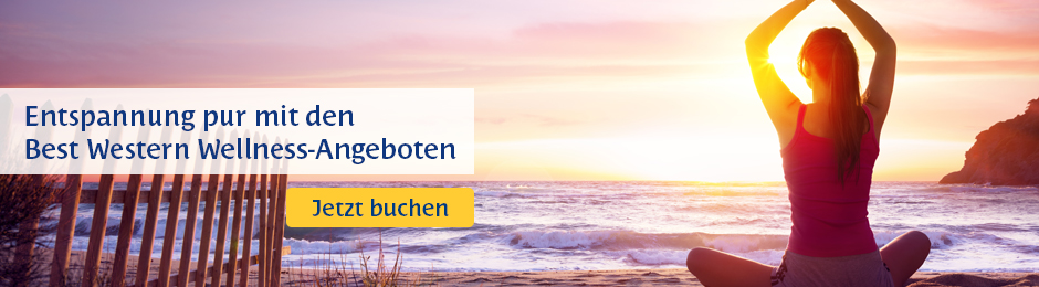 Frau macht Yoga am Strand bei Sonnenuntergang – Entspannung pur mit den Best Western Wellness Angeboten