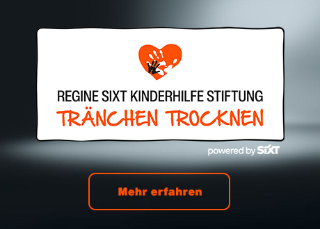Trauriges kleines Mädchen sitzt am Straßenrand – Tränen trocken Hilfsorganisation unterstützt von Sixt – mehr erfahren