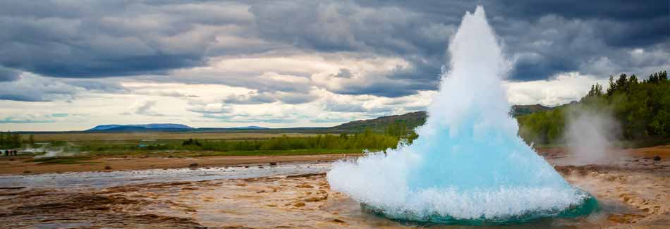 Städtetrips im Herbst: ein Geysir in Island