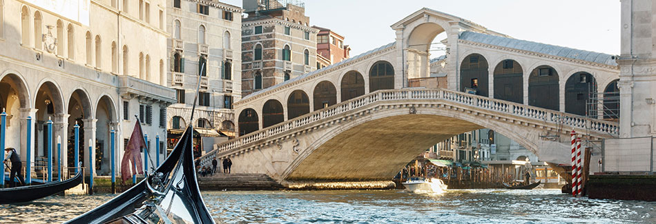 Städtetrips im Herbst: eine Gondelfahrt in Venedig